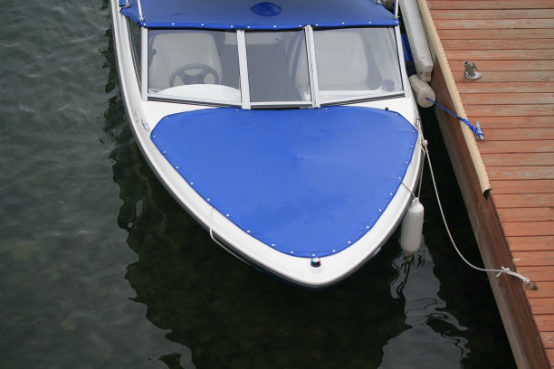 停靠在尼亚加拉河上图片下载