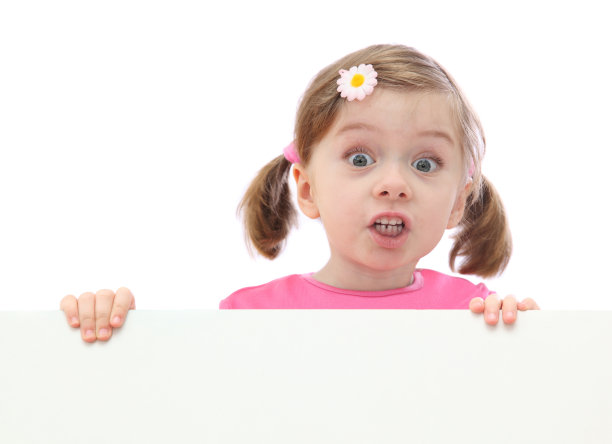 带着白色横幅的小女孩图片下载