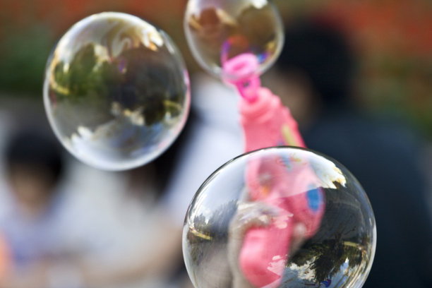 肥皂枪里的泡泡图片下载