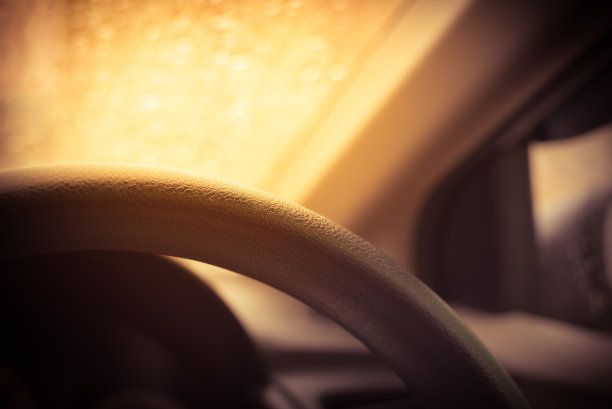 复古色调的汽车车轮图片下载