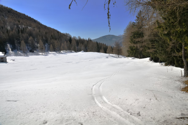 有滑雪道的雪地图片下载