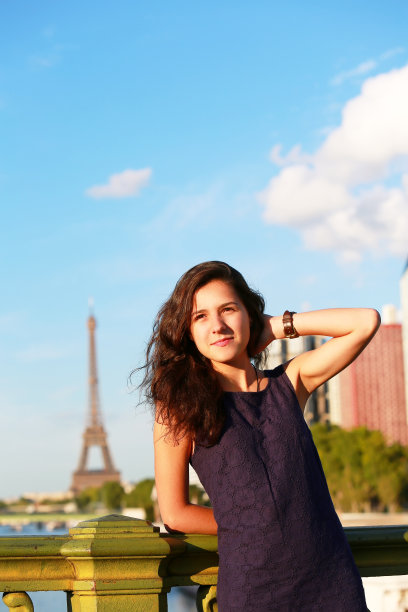美丽的巴黎女孩图片下载
