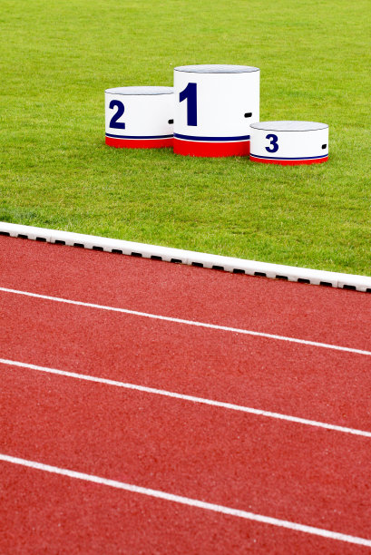 设有冠军领奖台的跑道图片下载