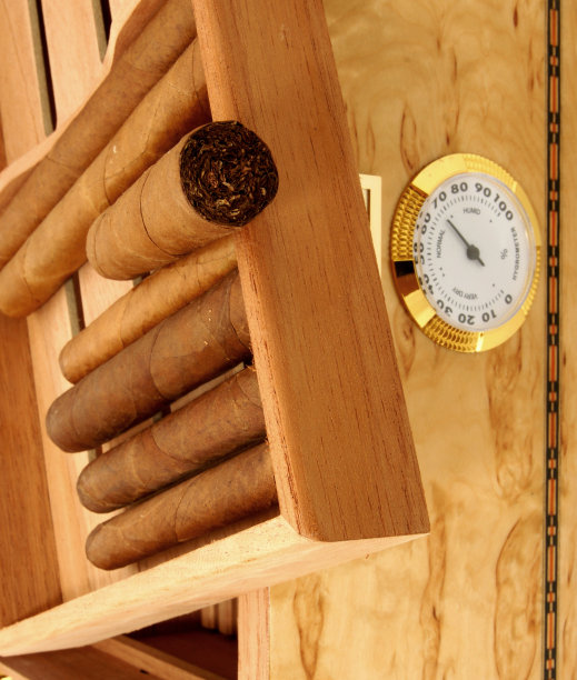 雪茄在打开的雪茄盒图片下载