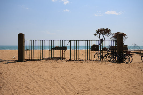 海滩上的大门图片下载