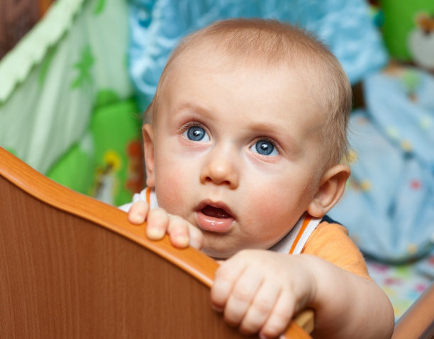 婴儿站在婴儿床上图片下载