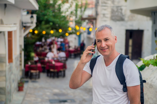 男人拿着手机，用智能手机，打电话图片下载