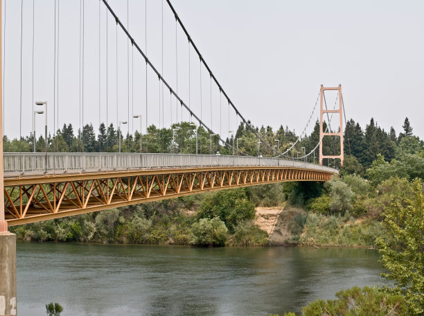 褪色的金色行人吊桥图片下载