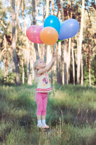 女孩有气球图片下载