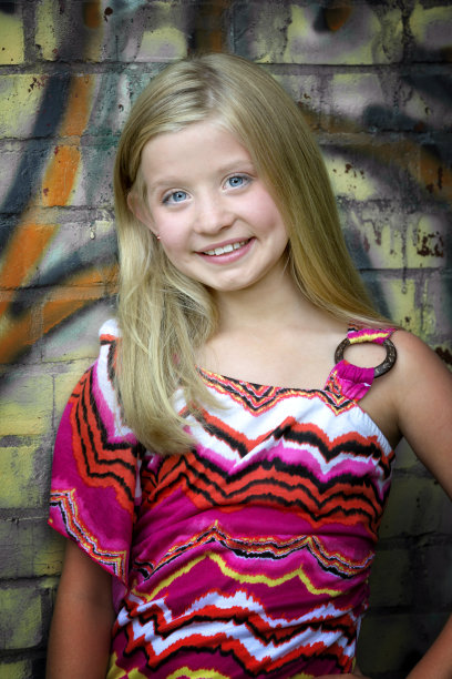 涂鸦墙上可爱的金发小女孩图片下载