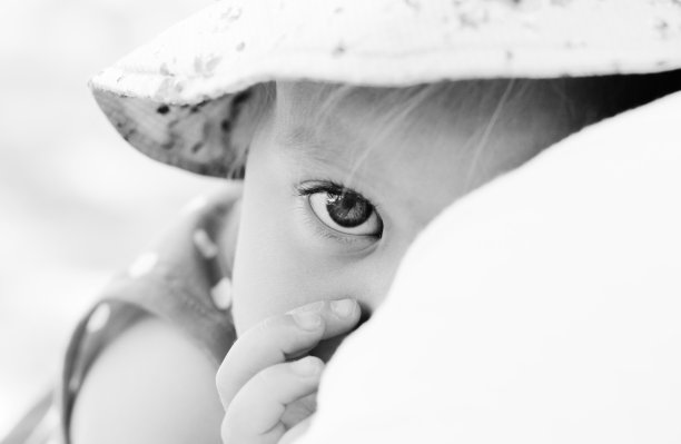 父亲抱着女儿，集中目光图片下载