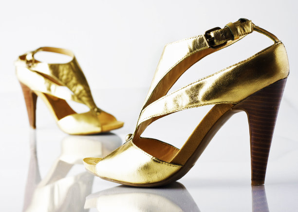 金色高跟鞋图片下载