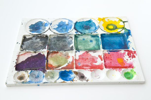 画家调色板上的水彩颜料图片下载