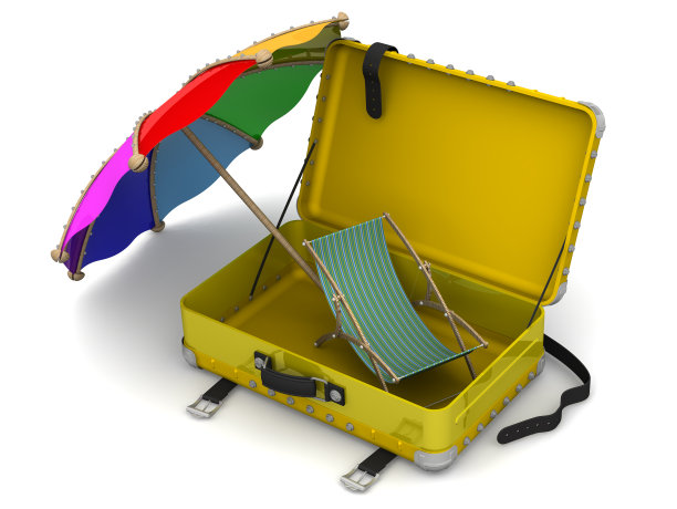 打开装有沙滩伞和日光浴躺椅的手提箱图片下载