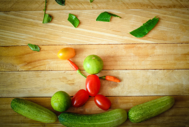 木制背景下的健康有机蔬菜。赢家的设计图片下载