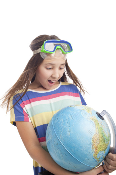 带着地球仪的学龄女孩图片下载
