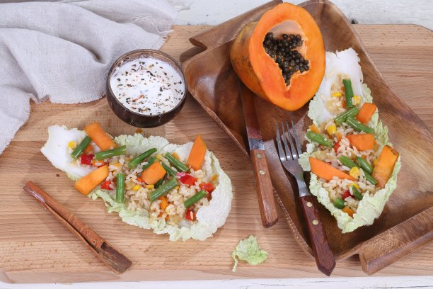 木瓜沙拉配米饭和豆子图片下载