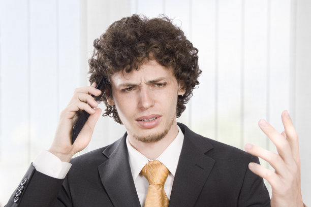 愤怒的商人在电话中解释道图片下载