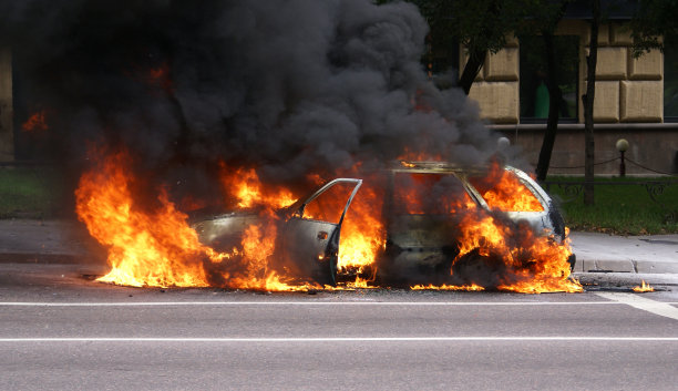 燃烧的汽车图片下载