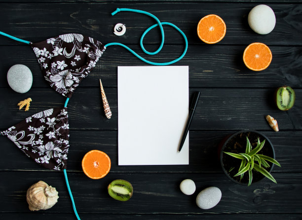 节日元素-泳衣，石头，贝壳，水果。旅行照片，平躺，俯视图图片下载