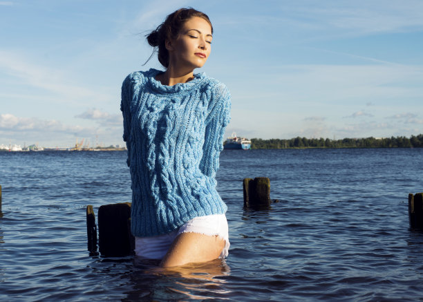 这个女孩穿着针织套衫在水中洗澡，还做了日光浴图片下载