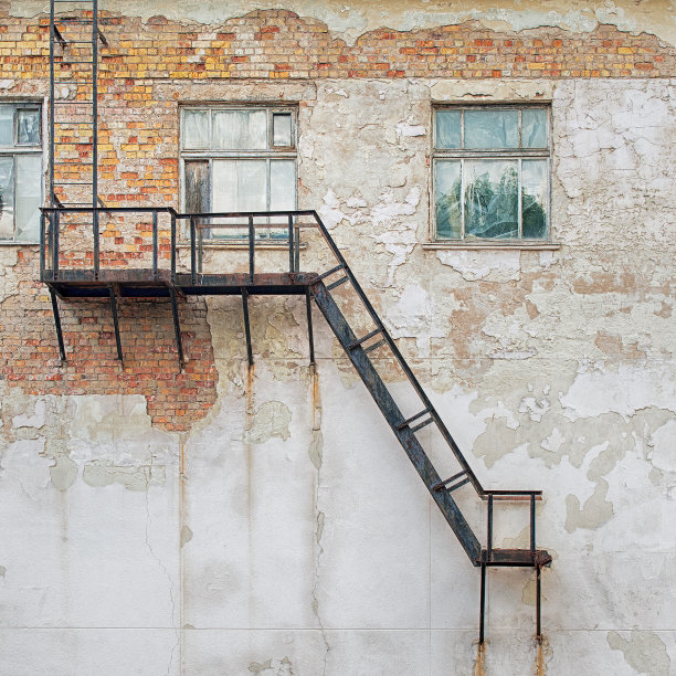 金属楼梯附在墙上图片下载