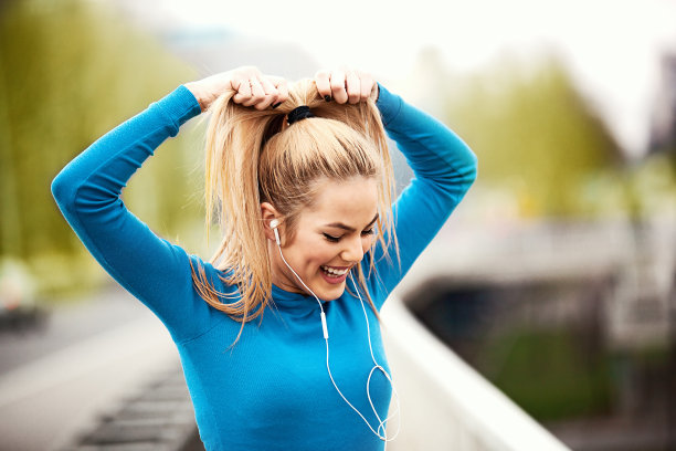 在户外运动的金发女郎图片下载