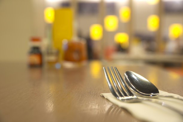 模糊的餐桌图片下载