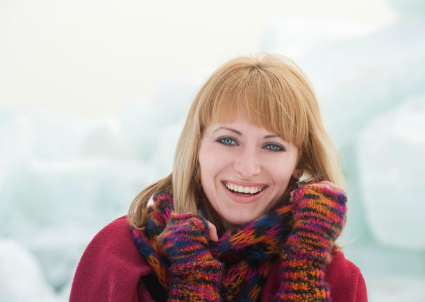 冬日里微笑的年轻女子图片下载