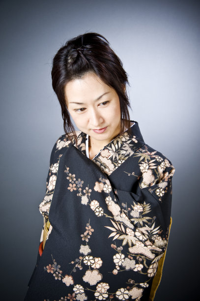美丽的日本女人穿着和服图片下载