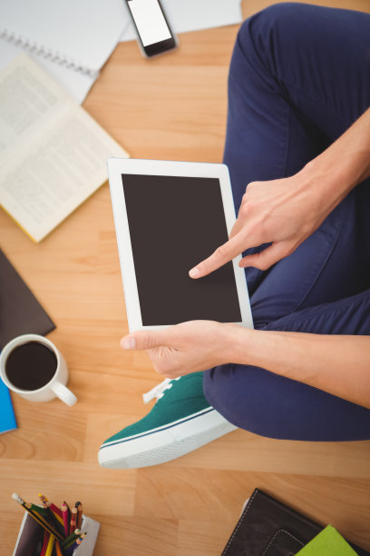 在办公室使用平板电脑的潮人图片下载
