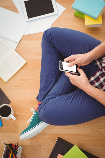 在办公室使用智能手机的潮人图片下载