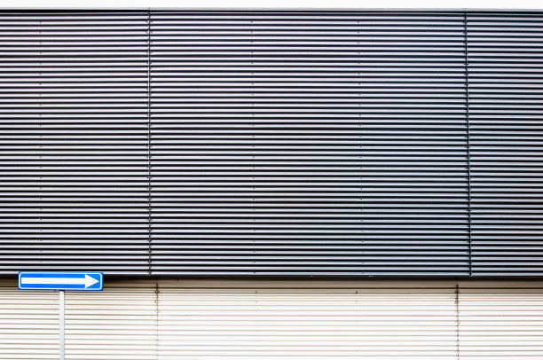 纹理墙上的路标图片下载