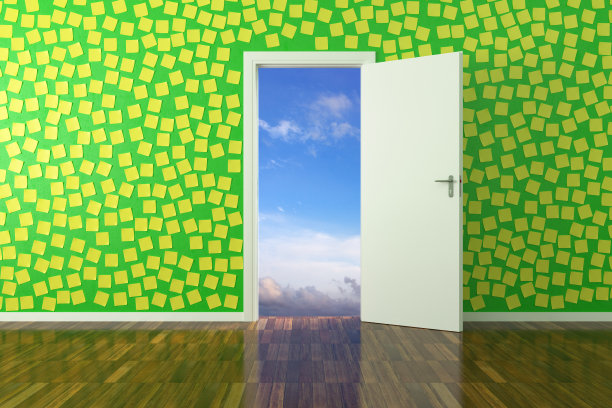 绿色的房间里满是便条，白色的门通向外面图片下载