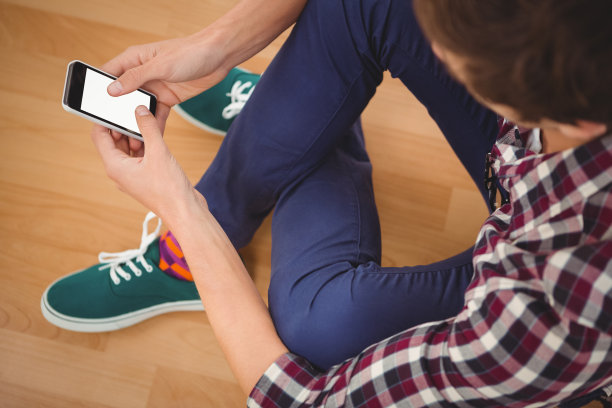 坐在办公室里使用智能手机的潮人图片下载