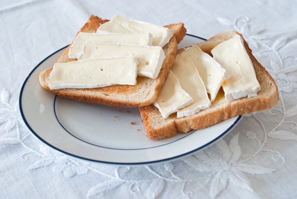 烤面包加camambert奶酪图片下载