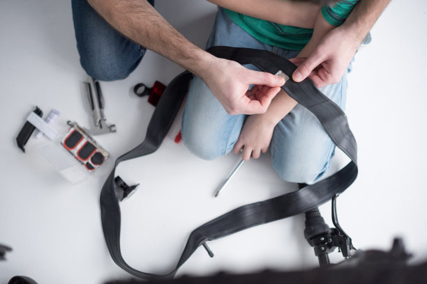 局部的观点，父亲和儿子一起修理自行车轮胎上的白色图片下载