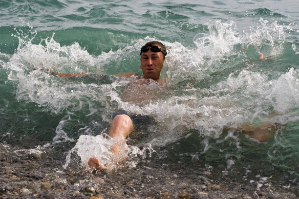 在海边的娱乐活动。图片下载