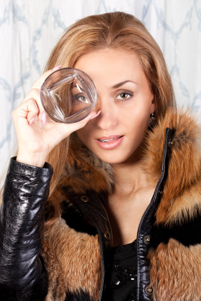 漂亮的黑发女子拿着杯子图片下载