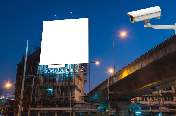 闭路电视监控摄像头监控着空白广告牌图片下载