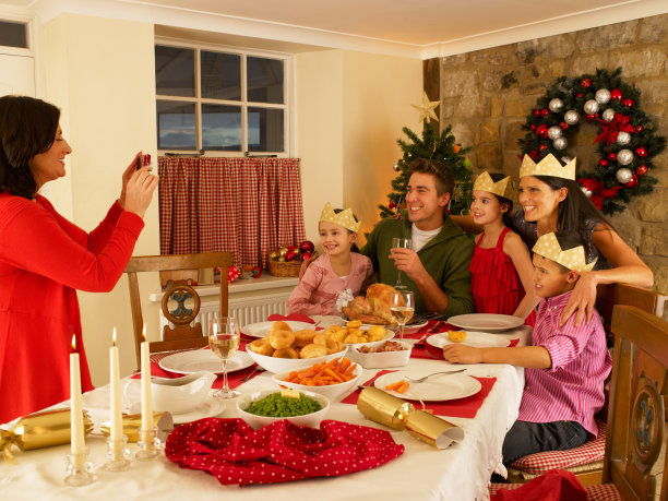 西班牙家庭在圣诞晚餐的照片图片下载