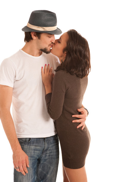 接吻的年轻夫妇孤立在白色图片下载