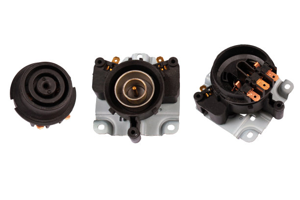 插座和插头，电水壶的电源接头。备件隔离在白色背景上图片下载