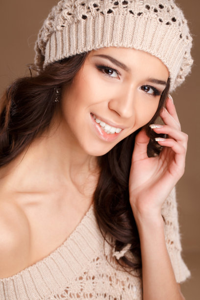 一位美丽的东方女子，头戴针织帽图片下载