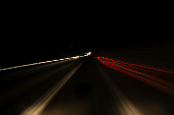 长夜路上灯火通明图片下载