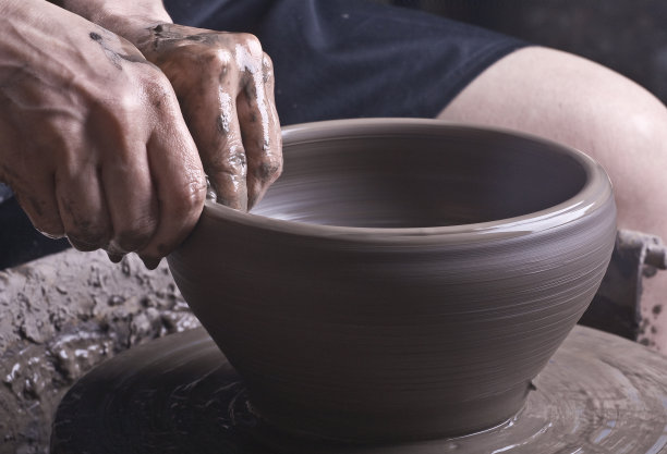 陶工的双手图片下载