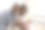 刚出生婴儿的父母从医院回家的照片素材图片