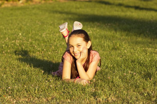 公园里的快乐女孩图片下载
