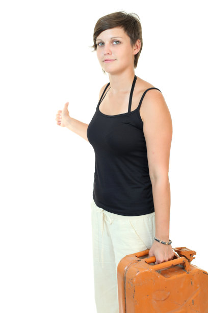 女孩搭便车与空油箱图片下载