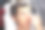 化妆师用海绵涂抹粉底图片下载
